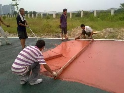 《塑胶跑道施工遇基层开裂？别慌，这样解决！》