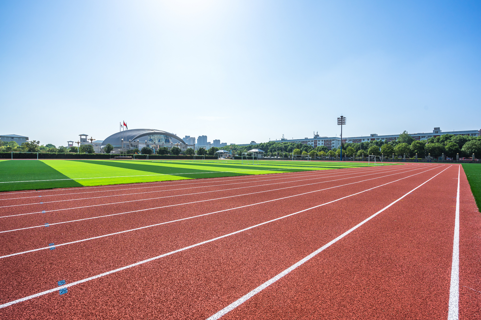 塑胶跑道材料大揭秘：分类与特点