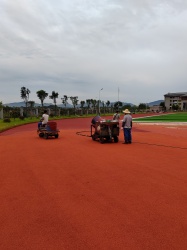 沥青基础与塑胶跑道面层施工间隔之谜，终于有答案了！