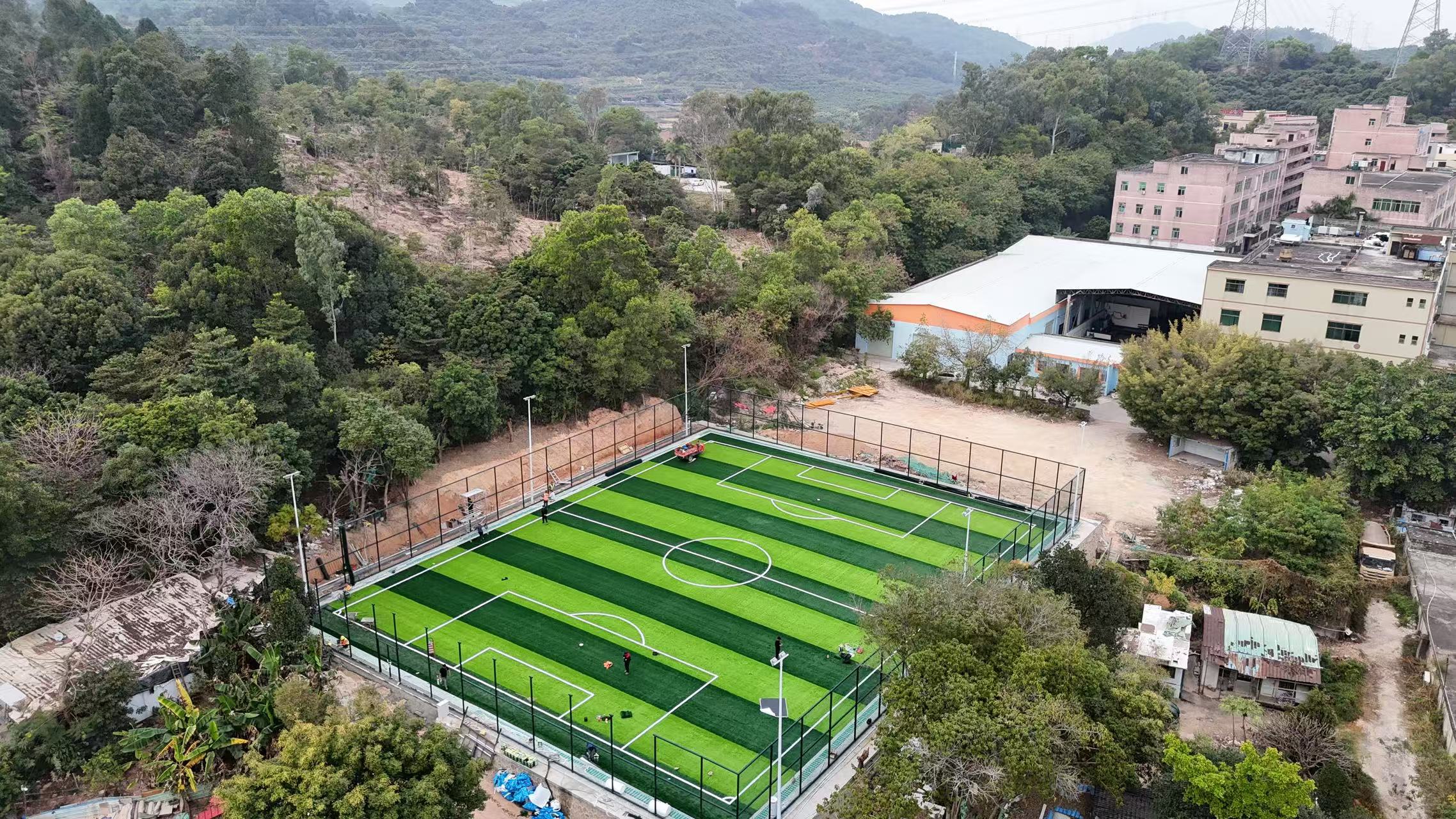 深度剖析：充砂足球草人造草，凭什么成为现代足球场的宠儿？