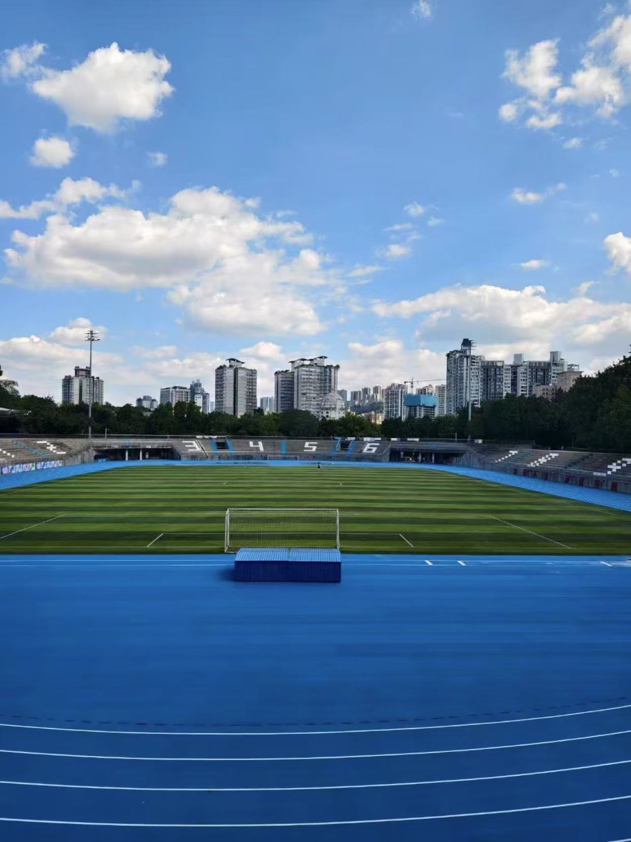 体育场塑胶跑道施工：温度到底有没有限制？