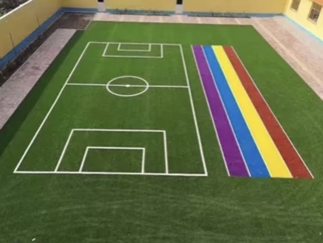 幼儿园都在铺的人造草坪到底哪里好？