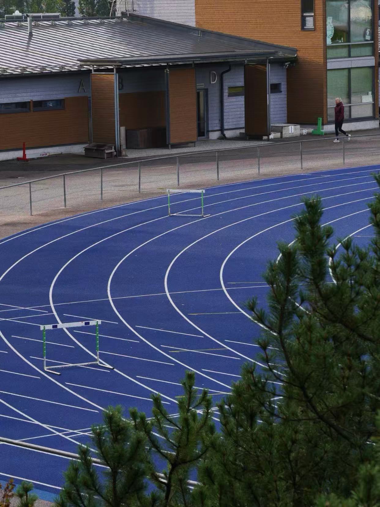 跑道起鼓、开裂、寿命短？选择透气型塑胶跑道