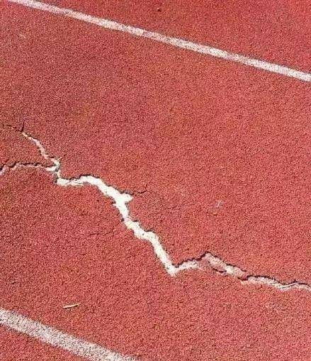 跑道面层太薄会出现哪些问题？厚度不达标隐患全解析