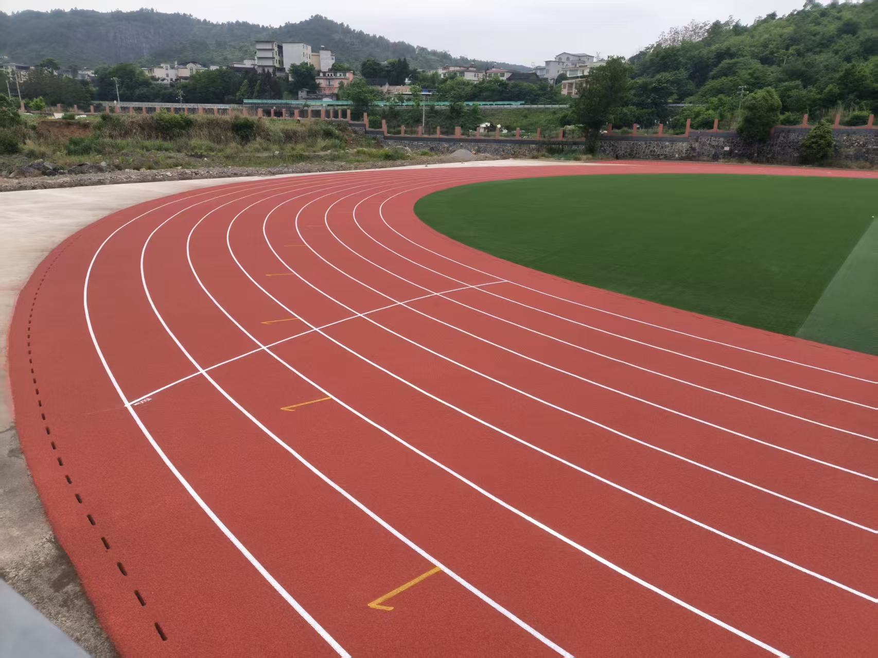 跑道塑胶材料滋生青苔如何清理不伤面层？