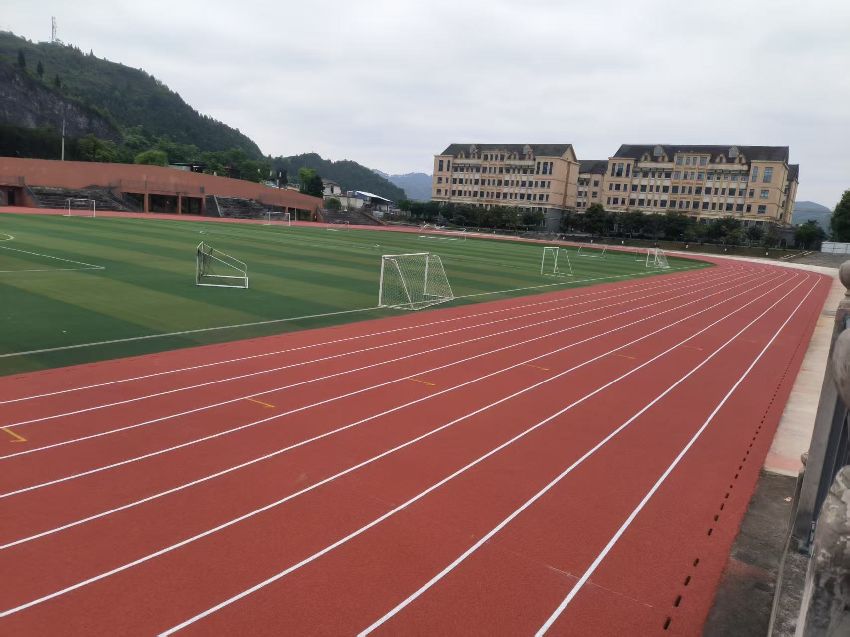 学校塑胶跑道选哪种材料耐用环保？推荐煌盛体育源头工厂金跑道系列新国标材料