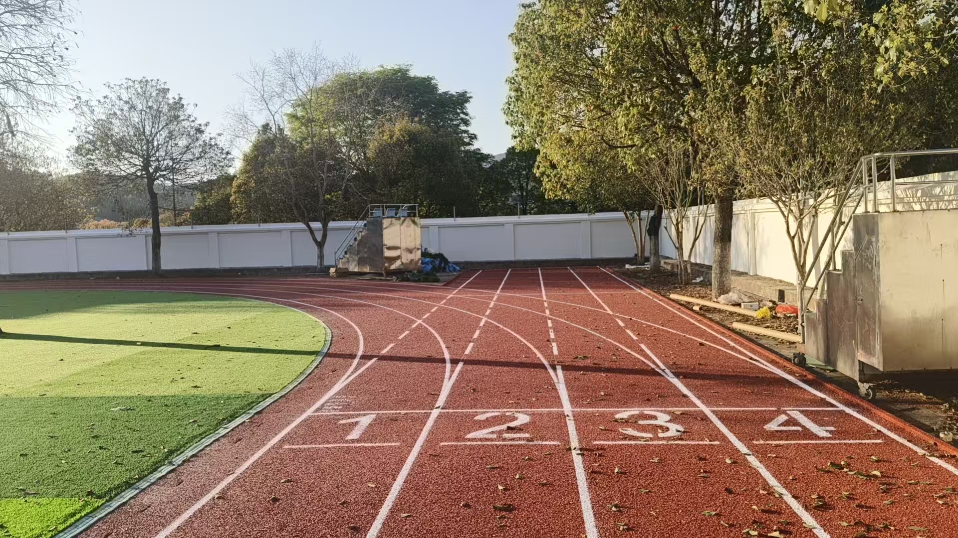 中小学塑胶跑道材料怎么选？兼顾环保、安全与性价比的源头厂家方案